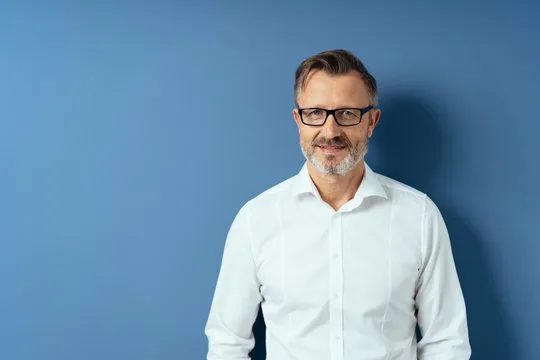 使用手机查看应用内容的用户形象